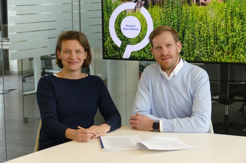 Katharina Latif und Robin Stoffers, Geschäftsführer von ClimatePartner Impact