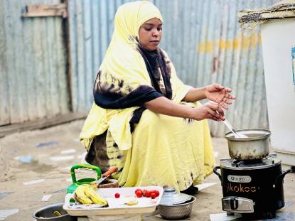 woman in somalia cooking with improved cookstove