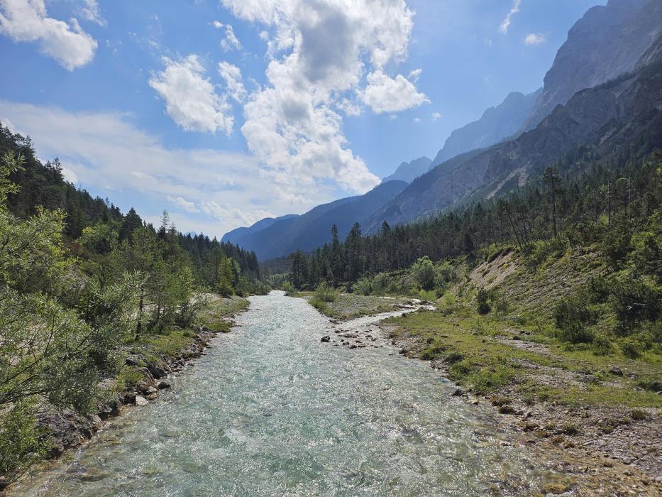 Flusslauf durch Gebirgslandschaft