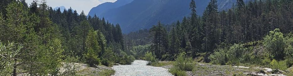 Flusslauf durch Gebirgslandschaft